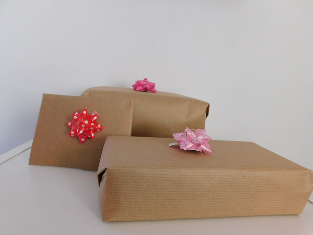 Jak zapakować minimalistycznie prezent dla bliskich krok po kroku