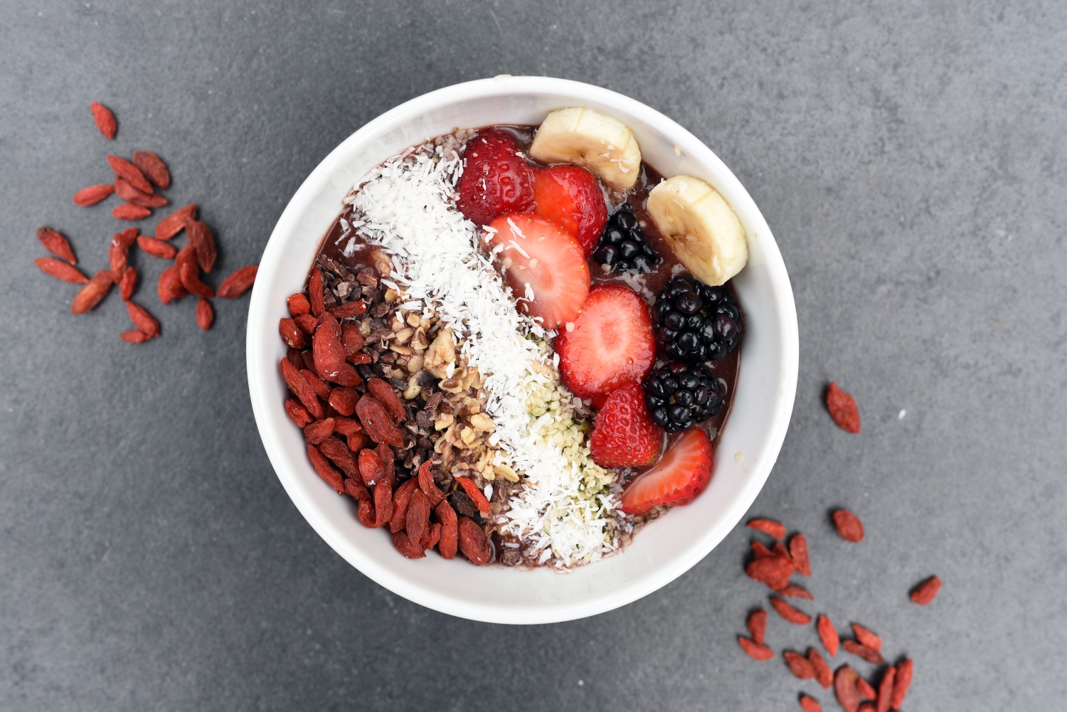 Smoothie bowl na śniadanie i nie tylko - znajdź ulubiony smak!