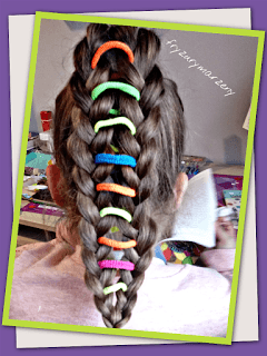  fryzurymarzeny: warkocz z kolorowymi gumkami czyli fryzura do szkoły
