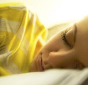 8 trików, które pozwolą ci obudzić się rano z ładniejszą cerą