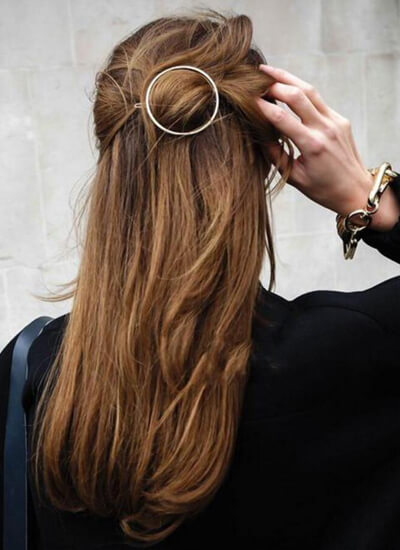 Najmodniejsze ozdoby do włosów | Modne fryzury w 2020 dla każdego