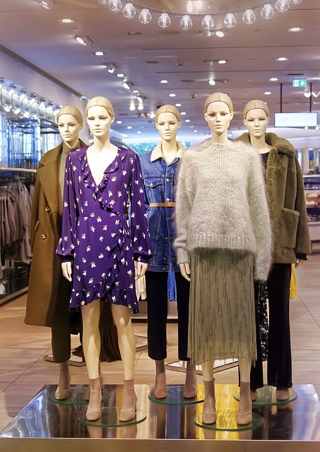 Modne sukienki na jesień i zimę 2020/2021. Założycie je do butów z wysoką cholewką, grubych rajstop i płaszczy - ELLE.pl