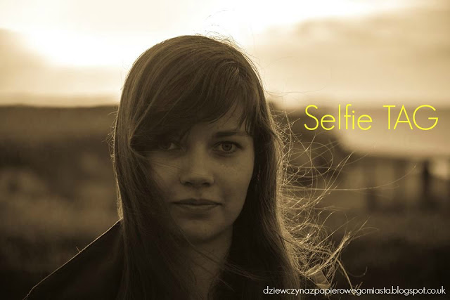 Dziewczyna z papierowego miasta: Selfie TAG