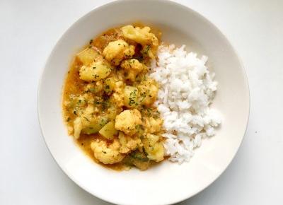 ŻÓŁTE CURRY Z KALAFIOREM I ZIEMNIAKAMI