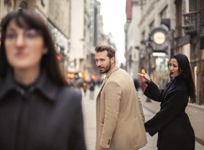 Dlaczego faceci oglądają się za innymi?