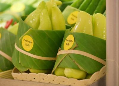 PLASTIK IM NIE JEST POTRZEBNY. SUPERMARKET PAKUJE ŻYWNOŚĆ W LIŚCIE