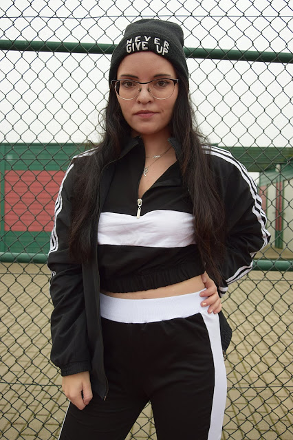 Czarny komplet sportowy z białymi lampasami | Femme Luxe
        | 
        Simply my life