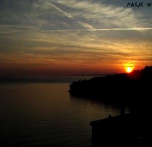 Pasje Weroniki: Chorwacja - Zachód słońca, morze, zabudowania,  zdjęcia robione wieczorem