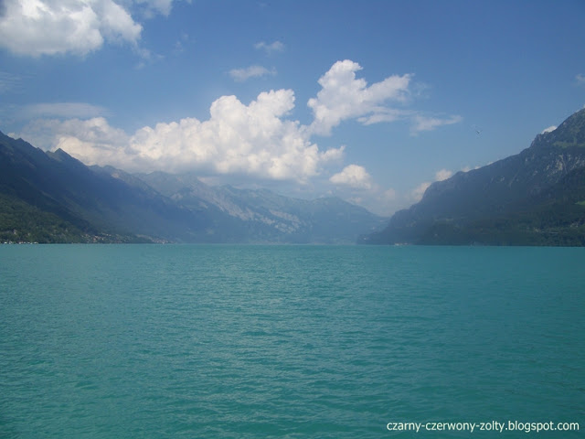 Szwajcaria: Takiego koloru wody nie spotkacie nigdzie indziej- rejs do Interlaken. 