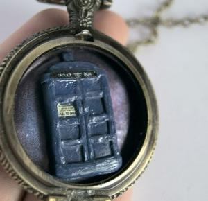 Nad kubkiem herbaty - handmade: TARDIS jako naszyjnik w zegarku