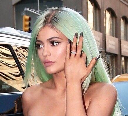 KYLIE JENNER SZCZERZE O OPERACJACH PLASTYCZNYCH I WYPEŁNIACZACH.