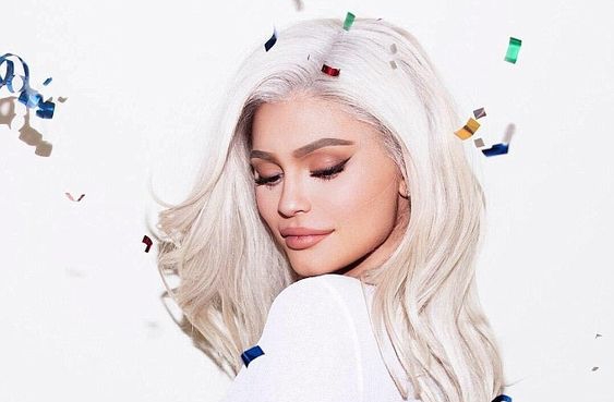 KYLIE JENNER SIĘ ZARĘCZYŁA I JEST W CIĄŻY!