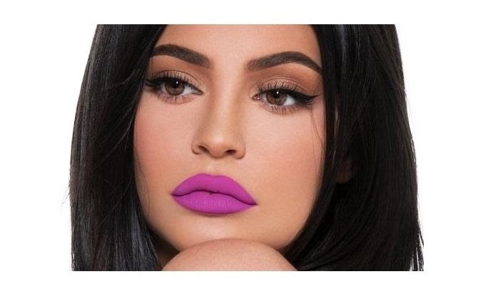 KYLIE JENNER KUPUJE FAŁSZYWYCH OBSERWATORÓW!