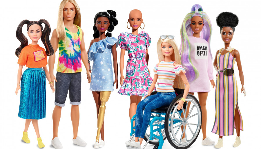 Barbie z bielactwem, złotą protezą, bez włosów, rudowłosy Ken - Mattel stawia na różnorodność