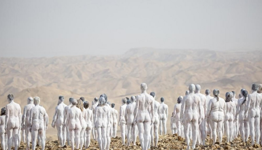 Sztuka na ratunek planecie: nadzy ludzie na pustyni. O co chodzi?