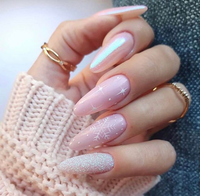 Delicate winter nails ❄️