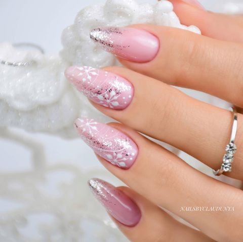 Płatki śniegu na paznokciach. ❄️ Pomysły na zimowy manicure prosto z polskich Instagramów!