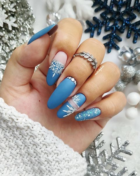 Śnieżynki na paznokciach. Ciekawe pomysły na zimowy manicure. ❄️🤍