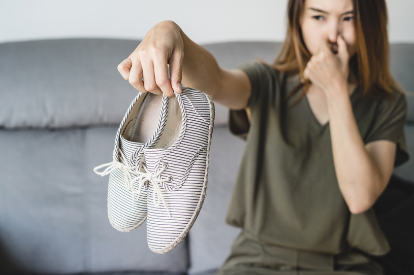 Jak pozbyć się brzydkiego zapachu z butów?