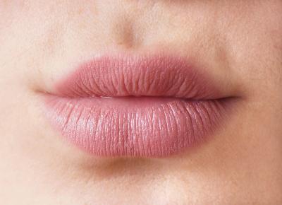 Wygładź spierzchnięte usta.