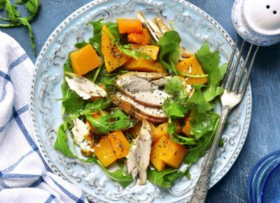 Smażona dynia z indykiem i rukolą.