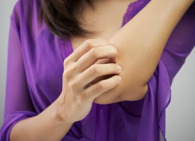 Szorstkie łokcie to zmora kobiet.