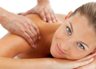 Wygładź skórę na plecach.