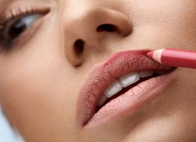 Makijaż powiększający usta.