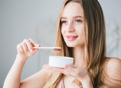 Jak jeść, żeby nie szkodzić zębom.