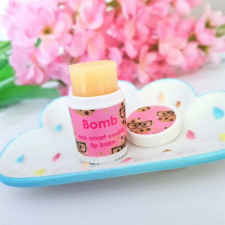 Balsam do ust o zapachu ciasteczek - One Smart Cookie | Bomb Cosmetics | Recenzja