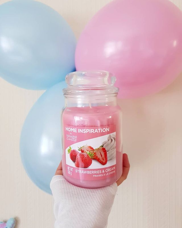 Świeca zapachowa od Yankee Candle z serii Home Inspiration - Strawberries & Cream