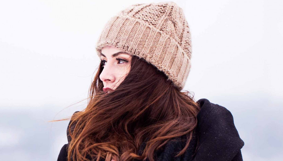 Jak dbać o włosy zimą? Oto kilka sprawdzonych zasad, których powinnaś przestrzegać!