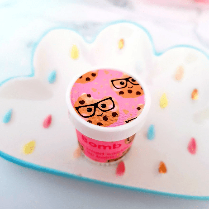 Balsam do ust o zapachu ciasteczek - One Smart Cookie | Bomb Cosmetics | Recenzja