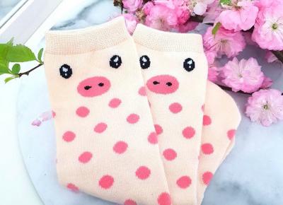 Skarpetki z motywem świnek.