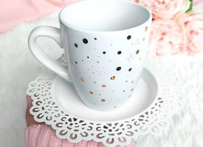 Kubek z minimalistycznym wzorem - złote kropki