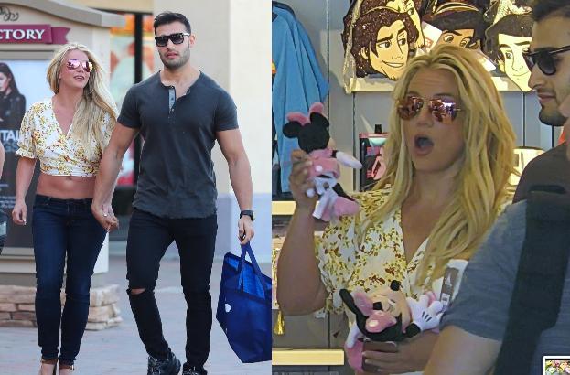 Roześmiana Britney Spears buszuje po sklepie z zabawkami w towarzystwie chłopaka
