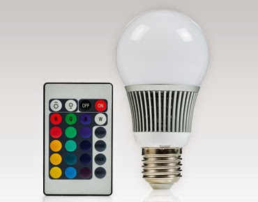 Żarówka LED RGB 7 W zmieniająca kolory + pilot sterujący z Biedronki