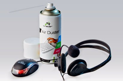 Akcesoria do komputera: gaz sprężony Tracer, mysz optyczna, słuchawki stereo z mikrofonem z Biedronki