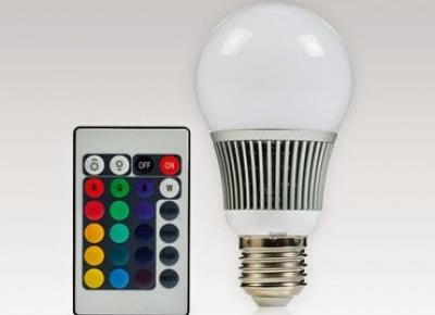Żarówka LED RGB 7 W zmieniająca kolory + pilot sterujący z Biedronki