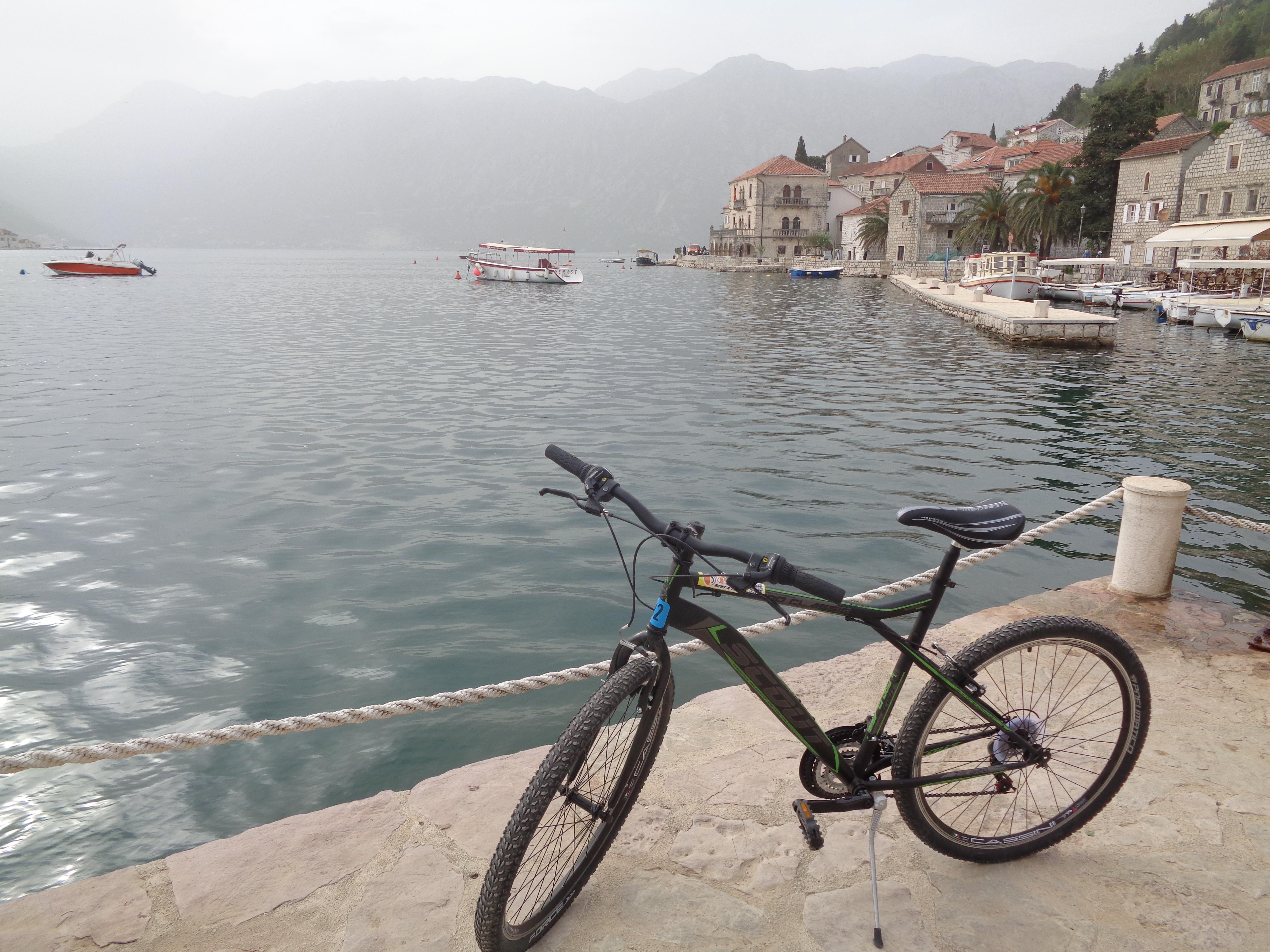 Reszta Polski i świata : Nad Zatoką Kotorską - rowerem z Kotoru do Perast