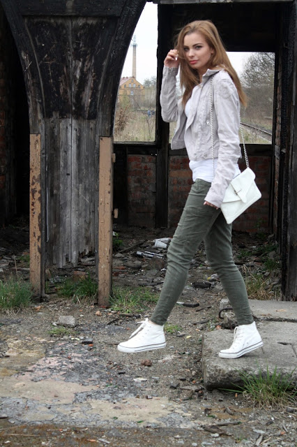 Bloodyrose: Grey | Mohito pants | White bag and sneakers.