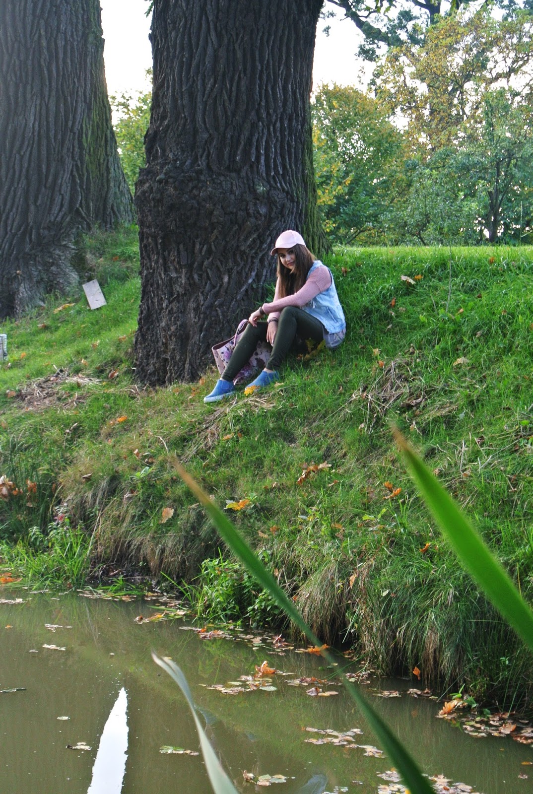 100ღ. Artistic Girl In Exceptional Open Air