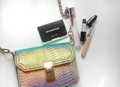 5 kosmetyków, które musisz mieć w torebce!