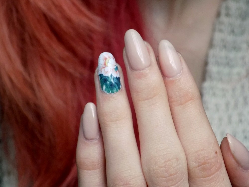 Nudziakowe hybrydy z kwiatowym dodatkiem.