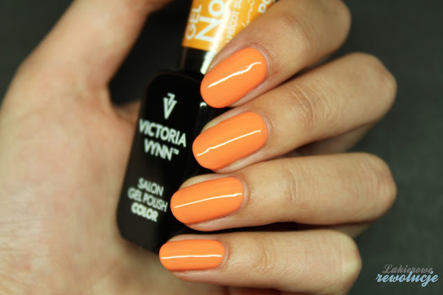 Lakierowe rewolucje: Victoria Vynn Gel Polish - 070 Apricot Sunset, płytka hehe-021 oraz srebrne cyrkonie