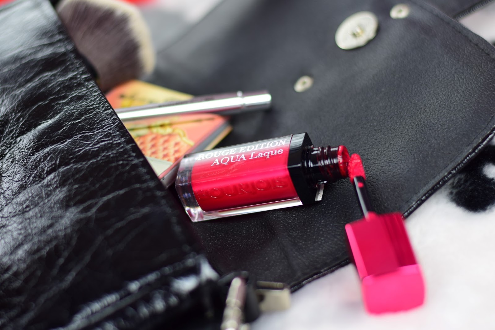 Mademoiselle Magdalene | Blog o urodzie i stylu życia : Malinowo mi! | Bourjois, Rouge Edition Aqua Laque, Fuchsia Perche