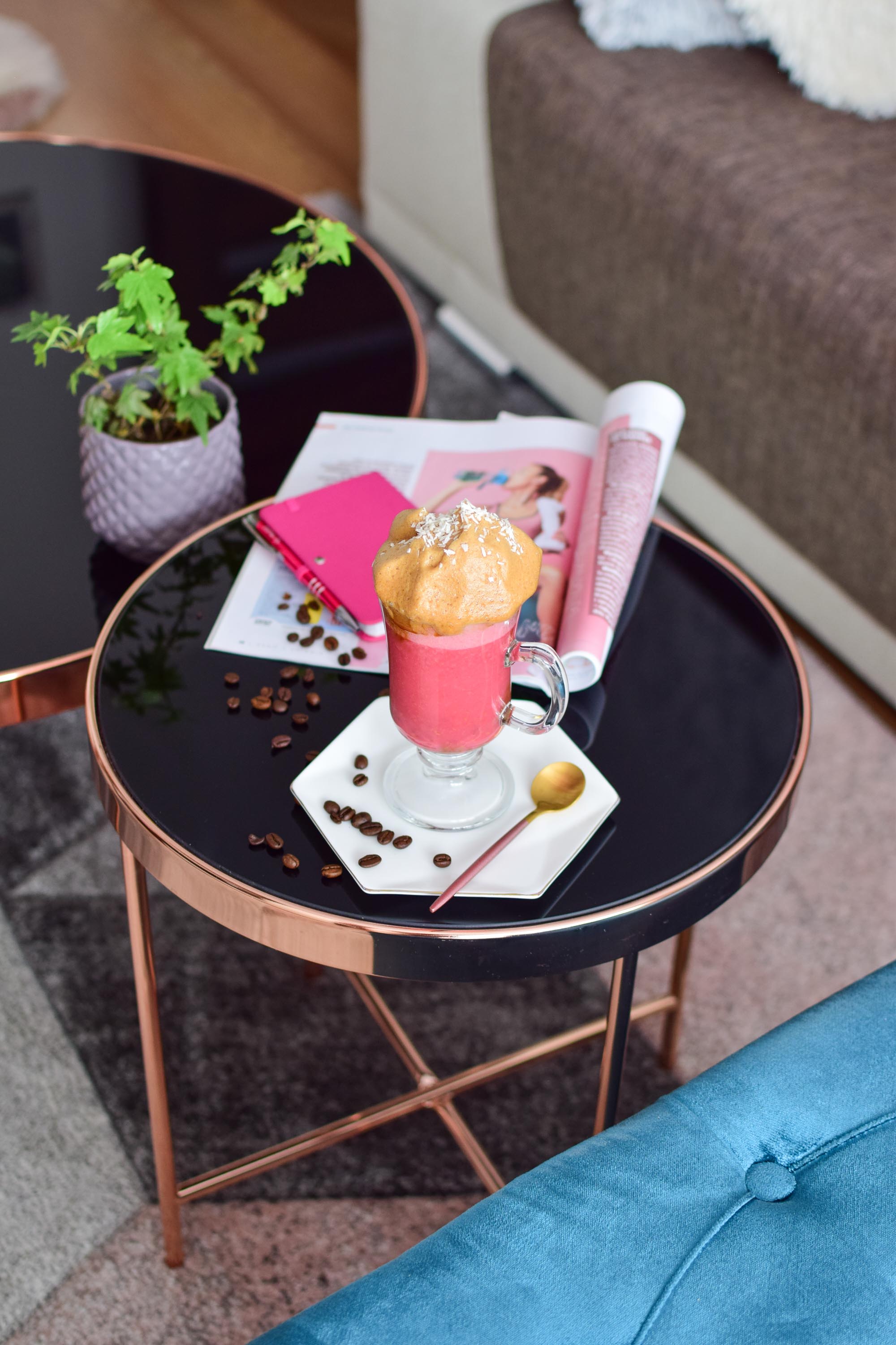 Kokosowo-malinowa dalgona coffee | Mój przepis na słynny napój z Instagramu | Meg Style - kobiecy blog o urodzie, modzie, stylu życia i samorozwoju