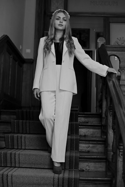 Magdalena Łuniewska Fotografia: woman in suit