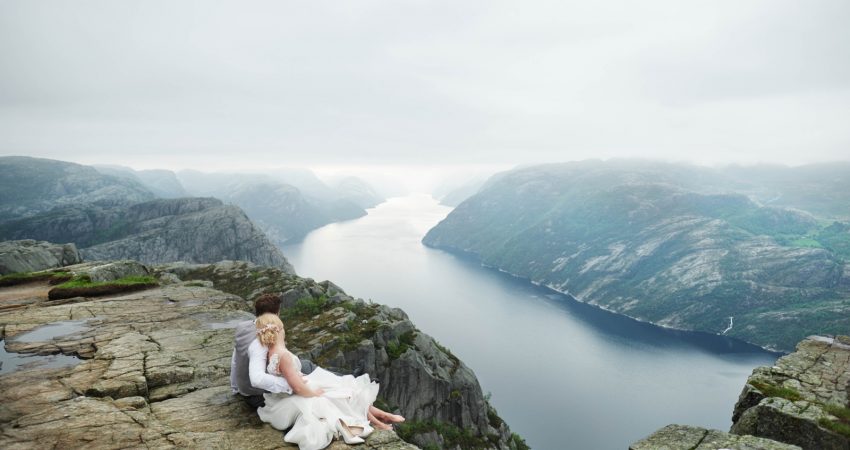 Nasz wymarzony plener ślubny na tle norweskich fiordów / Preikestolen, Songesand, Verdens Ende – Eat Make Up Dress