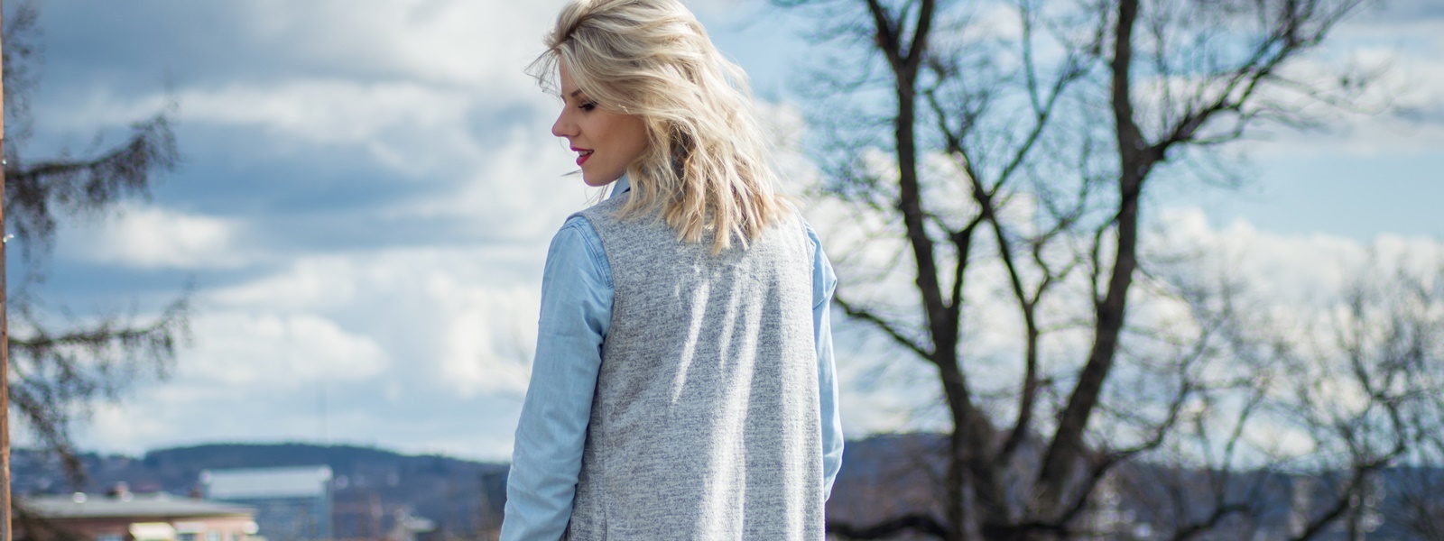 Long grey vest, white pants / spring outfit 